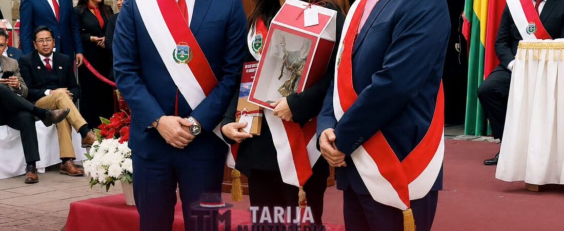 AUTORIDADES MUNICIPALES REALIZANRECONOCIMIENTO A LA GOBERNADORADE TARIJA EN EL ANIVERSARIO